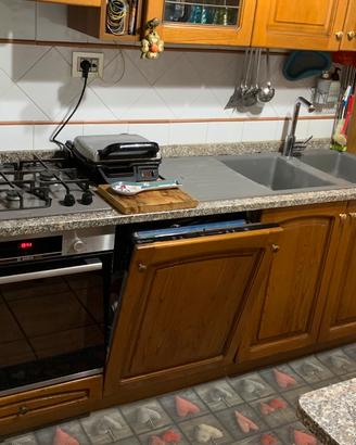 SI REGALA CUCINA IN CASTAGNO