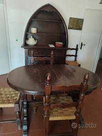 credenza con tavolo e sedie  e cassettiera con com
