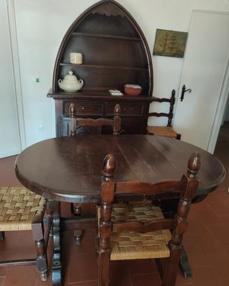 credenza con tavolo e sedie  e cassettiera con com