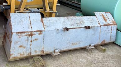 Caricatore frontale con bena e forche