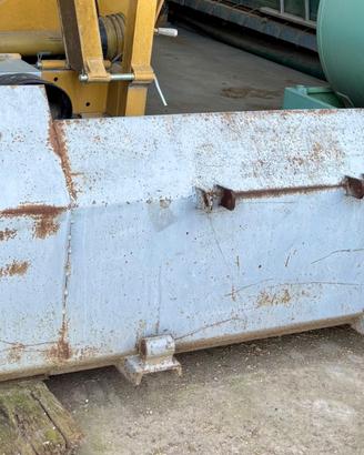 Caricatore frontale con benna e forche