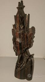 Statuetta in legno raffigurante una divinità orien