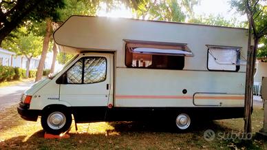 camper Ford mansardato