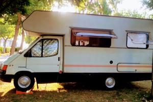 camper Ford mansardato