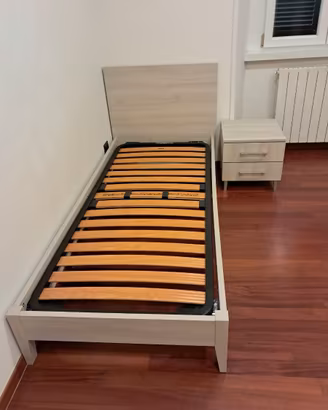 Letto singolo con comodino e materasso nuovo