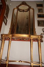 Consolle in legno dorato e marmo  con specchiera