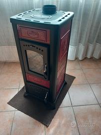stufa a legna con rivestimento in maiolica