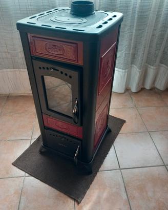 stufa a legna con rivestimento in maiolica