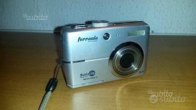 Fotocamera, lettore cd, videocamera e tastiera