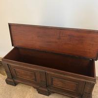 Cassapanca in legno con frontale lavorato