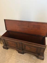 Cassapanca in legno con frontale lavorato