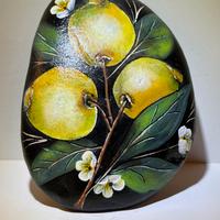 Sasso artistico dipinto a mano tema floreale