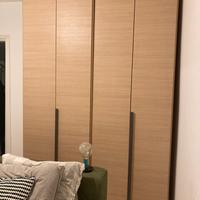 Due armadi con anta a battente e un comodino