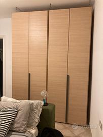 Due armadi con anta a battente e un comodino