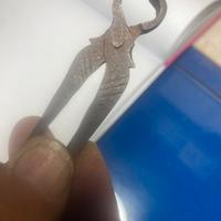 Antiquariato: tenaglia, miniatura in ferro battuto