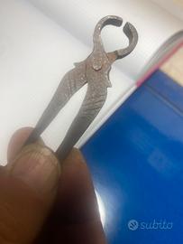 Antiquariato: tenaglia, miniatura in ferro battuto