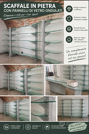 Scaffale in pietra con vetri ondulati