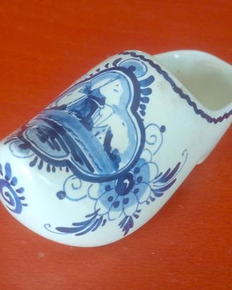 Posacenere a forma di zoccolo olandese in ceramica