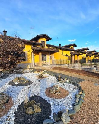 VILLA A SCHIERA D'ANGOLO A TORRAZZA PIEMONTE