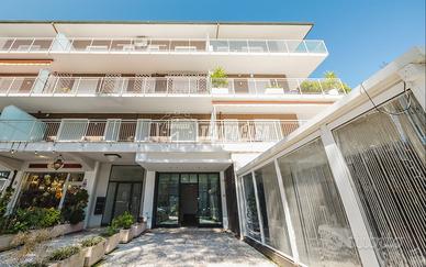 UFFICIO LUMINOSO SU DUE LIVELLI IN POSIZIONE STRA