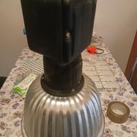 Lampada industriale completa di lampadina.