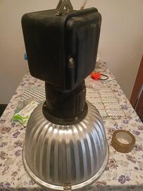 Lampada industriale completa di lampadina.