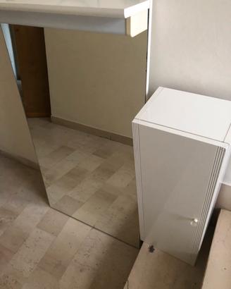Specchio da bagno con mobiletto
