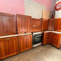 Cucina angolare color noce con elettrodomestici