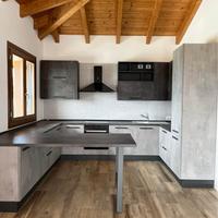 Cucina completa con penisola