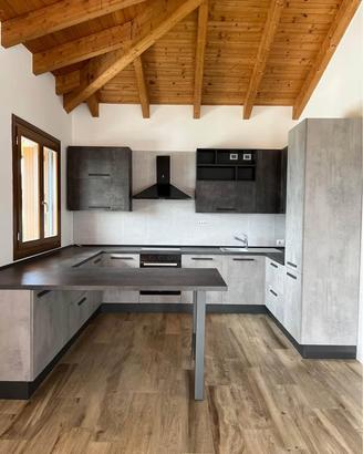 Cucina completa con penisola