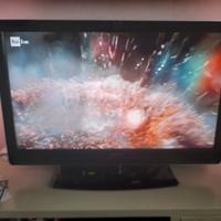 Televisore Philips con telecomandi