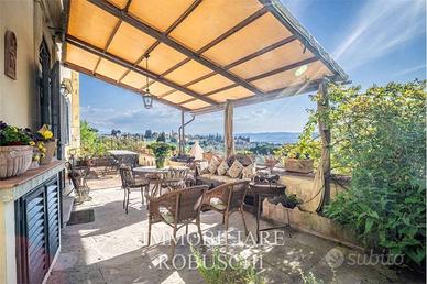 Appartamento di 160 m² con più di 5 locali a Firen