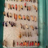 Scatola portaesche con camole e mosche artificiali