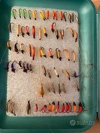 Scatola portaesche con camole e mosche artificiali