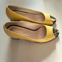 Scarpe eleganti gialle con punta aperta