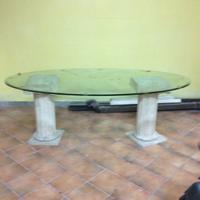 Tavolo. Ovale in vetro