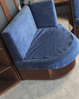 Due divani in legno speculari