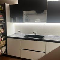 Cucina con elettrodomestici+tavolo(no sedie)
