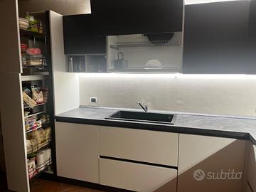 Cucina con elettrodomestici+tavolo(no sedie)