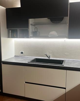 Cucina con elettrodomestici+tavolo(no sedie)