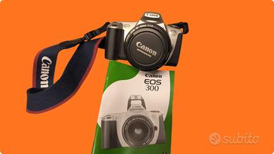 reflex analogica Canon EOS 300 con obiettivo 50mm