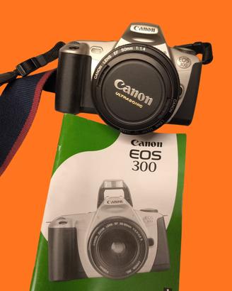 reflex analogica Canon EOS 300 con obiettivo 50mm