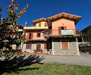 VILLA A SCHIERA A FARNESE