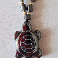 Collana in ematite con perline dorate
