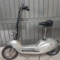 E-scooter con luci e frecce