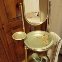 catino con anfora e specchio da camera