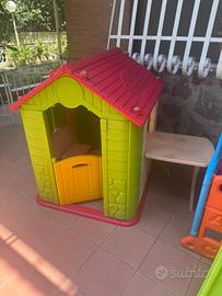 Casetta e scivolo da giardino