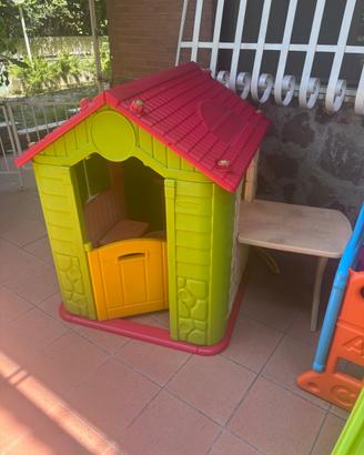 Casetta e scivolo da giardino