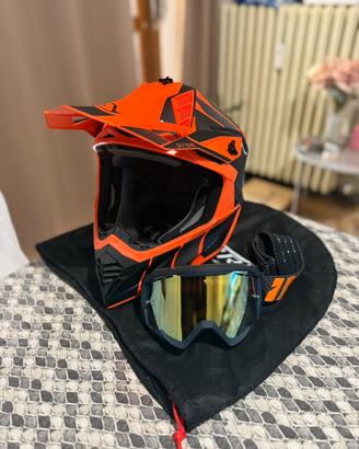 Casco moto più occhiali