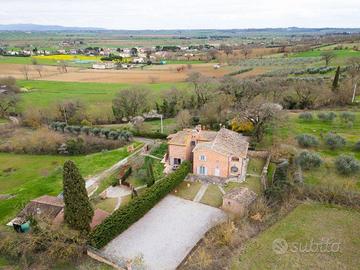 Rustico / Casale di 200 m² con più di 5 locali e b